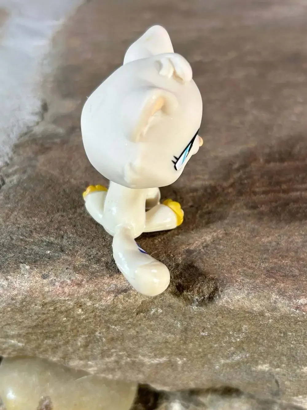 LPS Authentic Littlest Pet Shop 2006 Pearl white blue eyed tabby cat c-031
